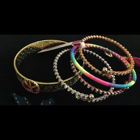 Betsey Johnson St Bart’s stackable Bracelet Set - Picture 1 of 7